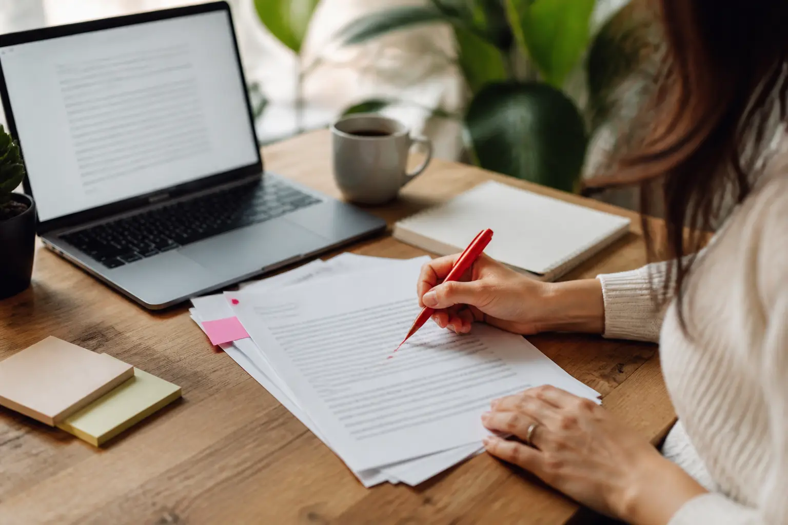 Professionnel en train de corriger un document sur un bureau moderne, illustrant le btp def et la concentration.